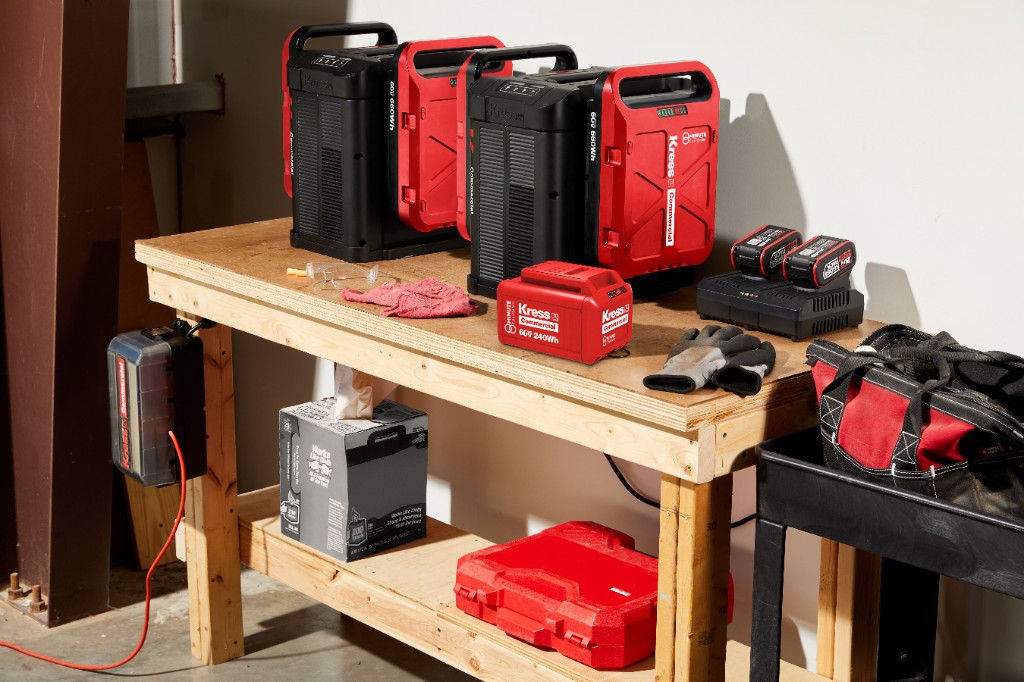 Batteries et chargeurs Kress 60 V Commercial sur un établi d'atelier