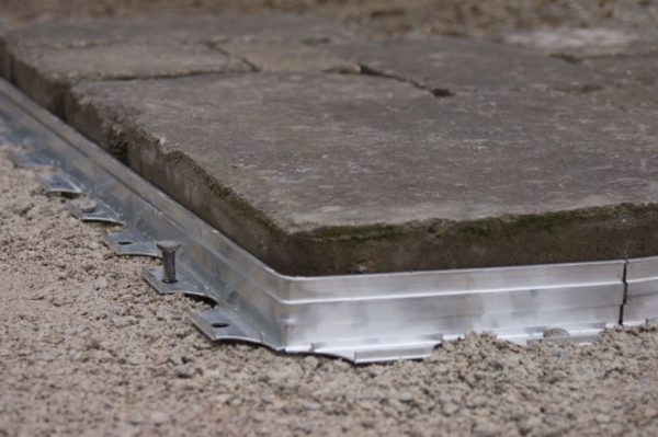 Bordure d'aluminium à pavés Europa 8 pi.li.